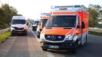 A23 Höhe Bokholt-Hanredder: Gleich drei Fahrzeuge waren in diesen Unfall verwickelt. Drei  Menschen wurden verletzt, ein Mann kam mit schweren Verletzungen  ins Krankenhaus. 