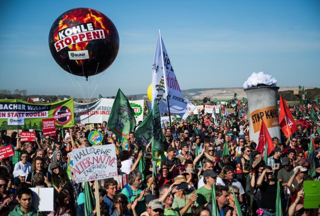Tausende Menschen demonstrieren in der Nähe des Hambacher Forsts zum Thema "Wald retten! Kohle stoppen!" gegen die Rodungspläne von RWE für den Wald. Tausende Menschen demonstrieren in der Nähe des Hambacher Forsts zum Thema "Wald retten! Kohle stoppen!" gegen die Rodungspläne von RWE für den Wald.