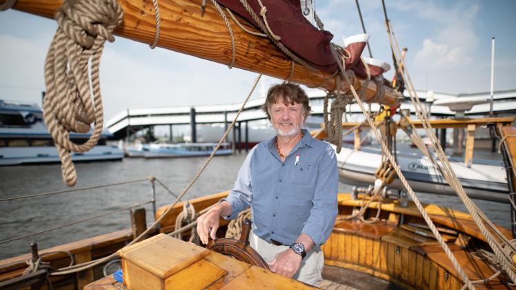 Der Polarforscher Arved Fuchs an Bord seines Segelschiffes „Dagmar Aaen“.