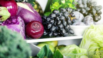 Die Entscheidung, welches Gemüse in den Kühlschrank gehört, treffen viele aus dem Bauch heraus. Zwiebeln zum Beispiel sollten an einem trockenen Ort gelagert werden, weshalb sie eher einen Platz in der Vorratskammer bevorzugen.