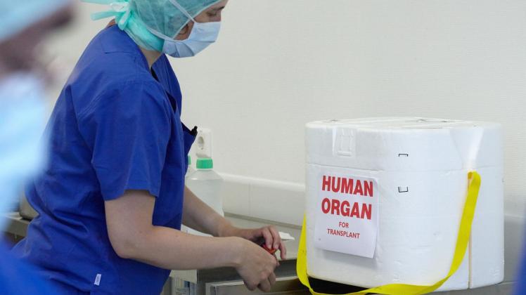 Entnommene Organe werden unter strengsten hygienischen und Sicherheitsbestimmungen transportiert. Entnommene Organe werden unter strengsten hygienischen und Sicherheitsbestimmungen transportiert.
