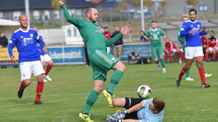 Top-Torjäger: Pampows Johannes Ernst (in Grün, hier gegen den Rostocker FC) hat in Meisterschaft und Pokal bereits 15 Tore erzielt und will morgen auch in Bentwisch zuschlagen, um sein Team ins Achtelfinale zu schießen. Top-Torjäger: Pampows Johannes Ernst (in Grün, hier gegen den Rostocker FC) hat in Meisterschaft und Pokal bereits 15 Tore erzielt und will morgen auch in Bentwisch zuschlagen, um sein Team ins Achtelfinale zu schießen.