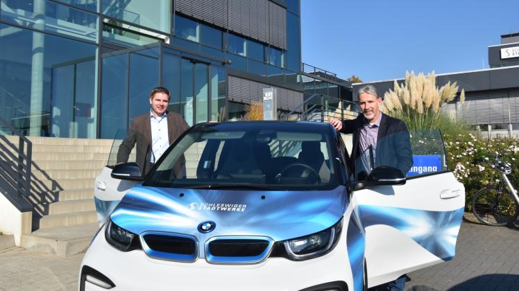 Auf gute Fahrt: Matthias Beier (li.) von den Stadtwerken übergibt diesen BMW i3 an SN-Redaktionsleiter Alf Clasen.