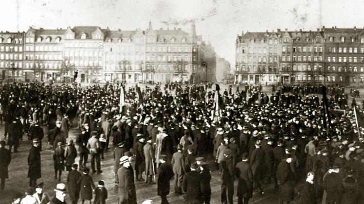 Durch Kundgebungen auf dem Kieler Wilhelmplatz übertrug sich die Auflehnung der Matrosen auf breite Kreise der Bevölkerung.