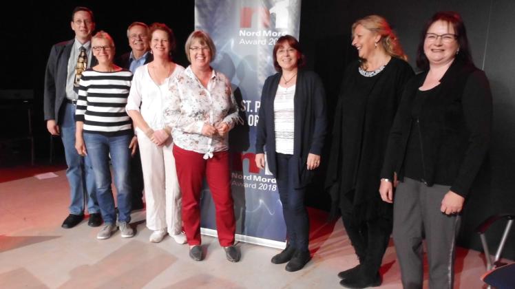 Die Krimipreisträger gemeinsam mit Andreas Falkenhagen (ganz links) und Anja Marschall (Mitte): Gudrun Wiebke, H. Dieter Neumann, Cécile Ziemons, Kerstin Brichzin, Agatha vom Deich und Heidi Wagemann. 