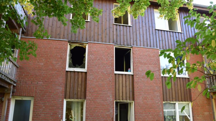 Das Schlafzimmer, in dem die Person verbrannt ist, liegt auf der Rückseite des Hauses. Ein schnelles Eingreifen der Feuerwehr verhinderte ein Übergreifen der Flammen auf benachbarte Wohnungen.
