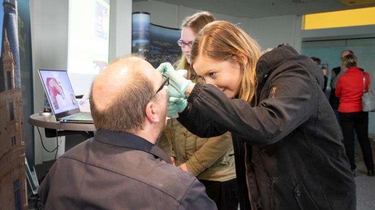 Crident-Zahntechnik ist wieder dabei: Hier nehmen die Auszubildenden Luise Heitmann (vorn) und Laura Laatz einen digitalen Abdruck der Zähne.   