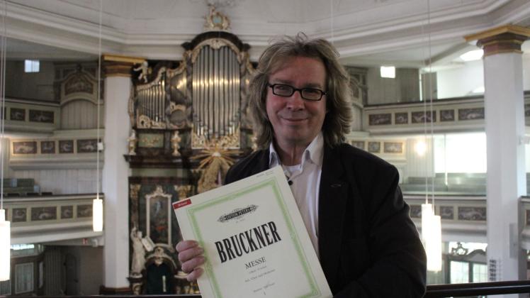 Oliver Schmidt, Kantor von Rellingen, dirigiert Anton Bruckners Messe f-Moll in der Barockkirche. 