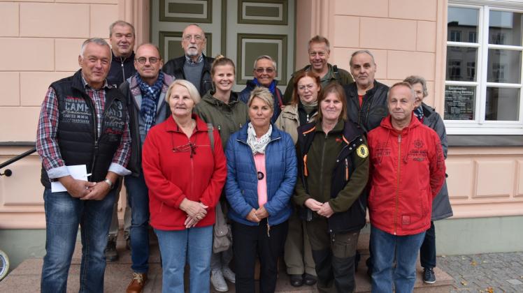 Nach der Saison ist davor: Ehrenamtliche Stadt- und Wanderführer, aber auch touristische Dienstleister und Vertreter des Naturparks Sternberger Seenland kamen in Sternberg zusammen.