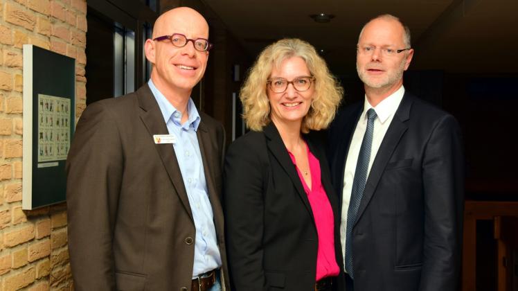 Verstärkung auf Chefebene: Imland-Geschäftsführer Dr. Hans-Markus Johannsen (rechts) neben seiner künftigen Kollegin Dr. Anke Lasserre und Landrat Dr. Rolf-Oliver Schwemer.