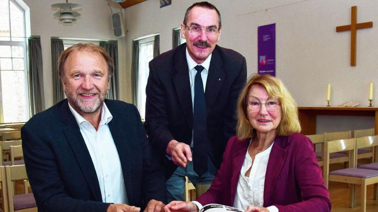 Buchvorstellung: Pastor Rainer Karstens (links), Propst Matthias Krüger und Ilona Pinkenburg präsentieren das druckfrische Nachschlagewerk „Reformation 500+ Rendsburg“.