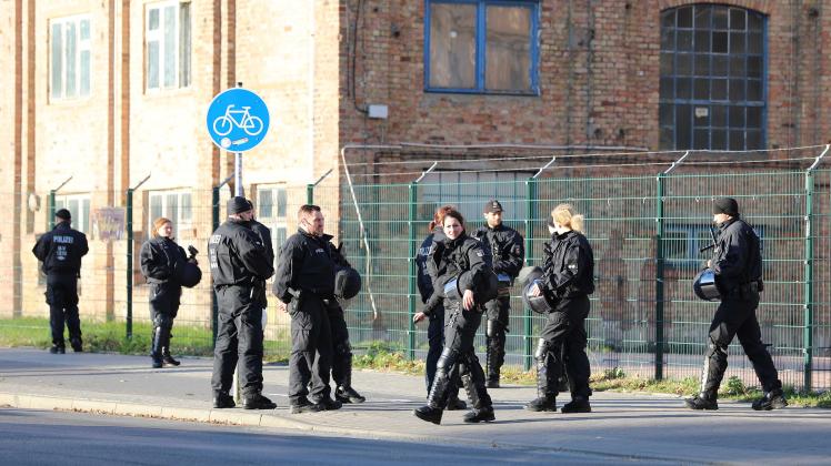 Polizeibeamte stehen während eines Einsatzes auf einer Straße in der Kröpeliner-Tor-Vorstadt. Vor dem Pokalspiel des FC Hansa Rostock gegen den 1. FC Nürnberg ist es am 31.10.2018 in Rostock zu Ausschreitungen gekommen.