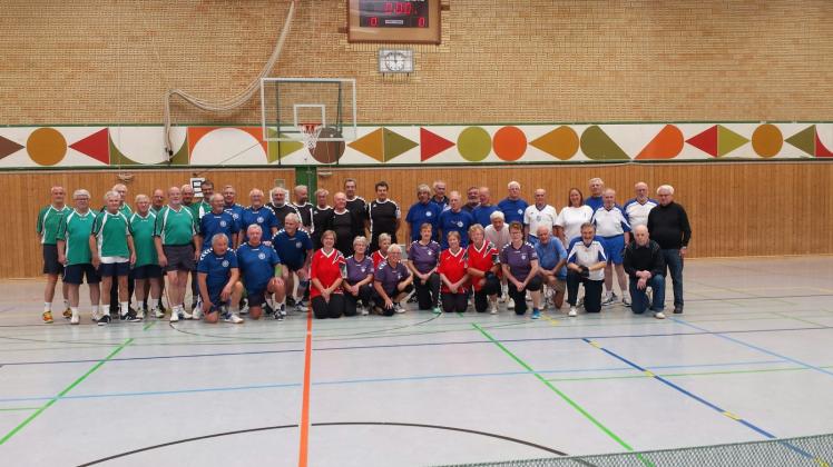 Die Teilnehmer des traditionellen Prellballturniers in der Eutiner Sieverthalle stellten sich zwischen den Spielen zum gemeinsamen Erinnerungsfoto auf.