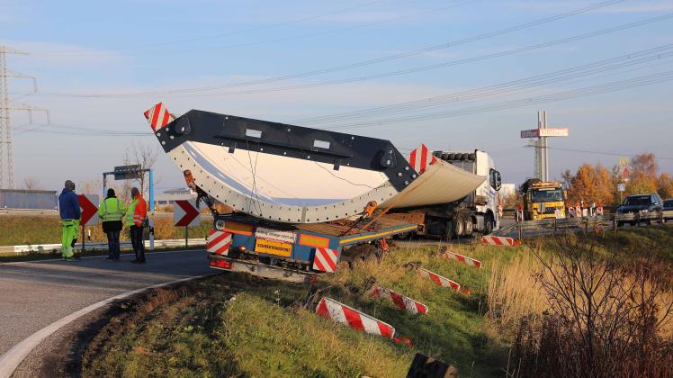 Schwerlaster mit Windkraftanlagen-Bauteil auf A 19 in Rostock verunglückt - stundenlange Vollsperrung der Abfahrt Rostock Ost