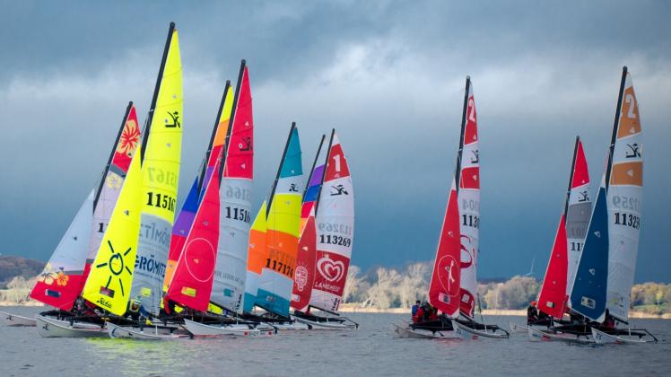 Bunte Segel vor dunklem Himmel: Die Segelfreunde können sich auf ein interessantes Farbspiel auf der Schlei freuen. 