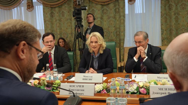 Manuela Schwesig spricht in Moskau bei einem Treffen deutscher und russischer Parlamentarier. Neben ihr sitzt der frühere brandenburgische Ministerpräsident Matthias Platzeck (r). 