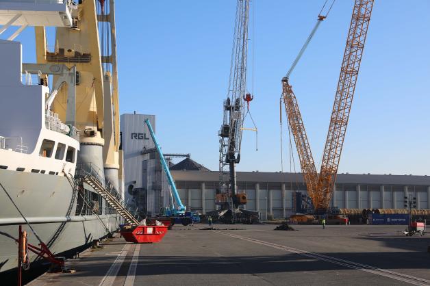 Stahlrohr-Bergung im Rostocker Seehafen in nächtlicher Nacht- und Nebelaktion erfolgreich Stahlrohr-Bergung im Rostocker Seehafen in nächtlicher Nacht- und Nebelaktion erfolgreich
