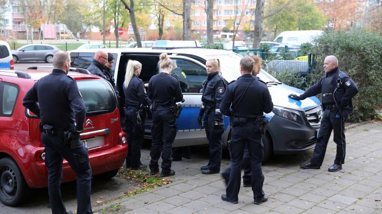 Polizeigroßeinsatz in Rostock-Evershagen: Mann schlägt massiv auf Lebensgefährtin ein, Frau flüchtet barfuß und verletzt - Mann festgenommen