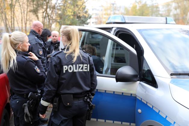 Polizeigroßeinsatz in Rostock-Evershagen: Mann schlägt massiv auf Lebensgefährtin ein, Frau flüchtet barfuß und verletzt - Mann festgenommen Polizeigroßeinsatz in Rostock-Evershagen: Mann schlägt massiv auf Lebensgefährtin ein, Frau flüchtet barfuß und verletzt - Mann festgenommen