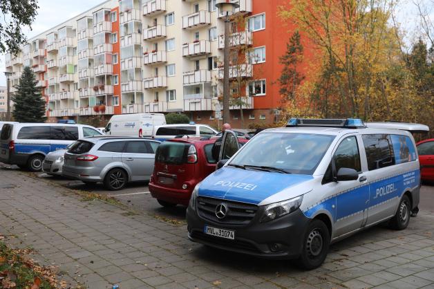Polizeigroßeinsatz in Rostock-Evershagen: Mann schlägt massiv auf Lebensgefährtin ein, Frau flüchtet barfuß und verletzt - Mann festgenommen