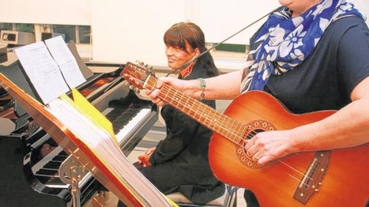 Gleichstellung musikalisch: Maria Livaschnikova am Klavier und Kabarettistin Katharina Fast umrahmten den Festakt mit einem vielseitigen Programm.  Foto: OLZ (2)