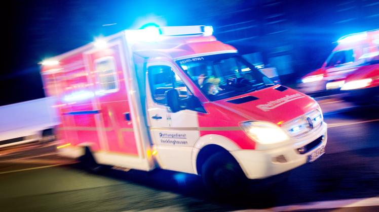Die beiden Insassen des in Diedrichshagen bei Kröpelin ausgebrannten Autos mussten mit schweren Verletzungen ins Krankenhaus nach Rostock gebracht werden.