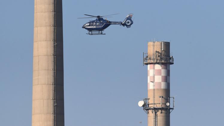 Der mit spezieller Messtechnik  ausgerüstete Hubschrauber der Bundespolizei fliegt über das stillgelegte Kernkraftwerk  