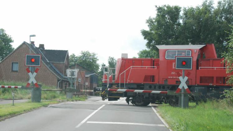 Noch quält sich der Güterverkehr mit Dieselkraft und im Schneckentempo durch Wilster. 