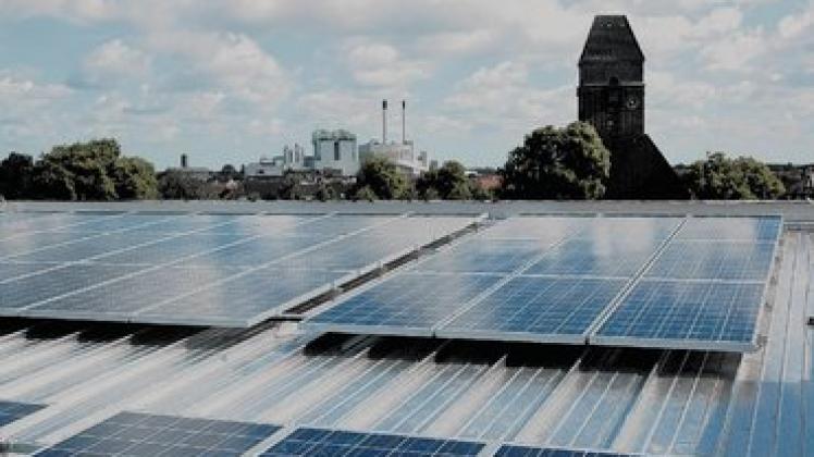 Auch  kleine Schritte helfen  beim Klimaschutz: 135 Solarmodule auf dem Dach des neuen SWN-Kundencenters am Kuhberg gewinnen  Sonnenstrom.  Foto: Bluhm