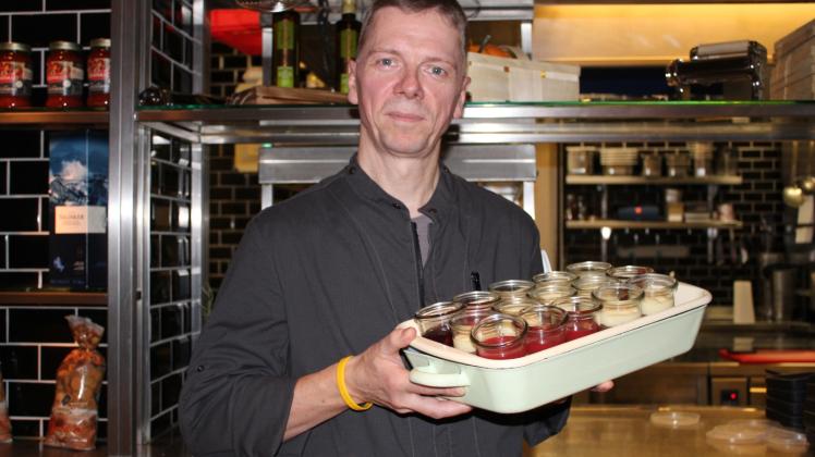Leckere Desserts wie Vanille-, Cheese Cake- oder Kirschpuddings bietet René Krasemann seinen Gästen zum Frühstück an.