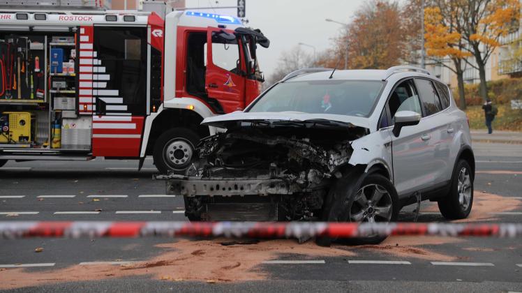 Schwerer Unfall in Rostock fordert zwei Verletzte: Ford kracht auf Kreuzung in VW Golf