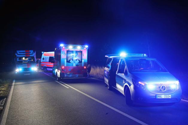 Auf der Bundesstraße 110 bei Sanitz hat es am Abend einen schweren Auffahrunfall gegeben, bei dem neun Menschen verletzt wurden. Auslöser war ein bei einem Unfall verletztes und auf der Fahrbahn liegendes Wildschwein. 