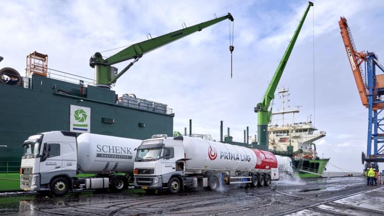 Bebunkerung eines Frachters  im Elbehafen mit per Tanklastzügen angeliefertem LNG. 
