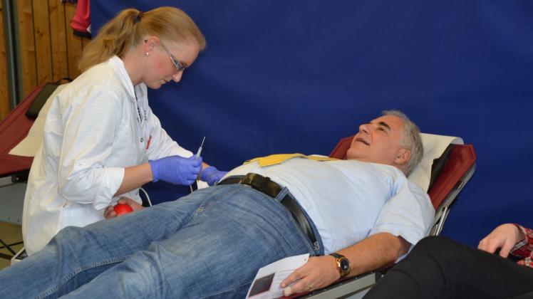 Geht mit gutem Beispiel voran: Schulleiter Jörg Leppin bei der Blutabnahme. 
