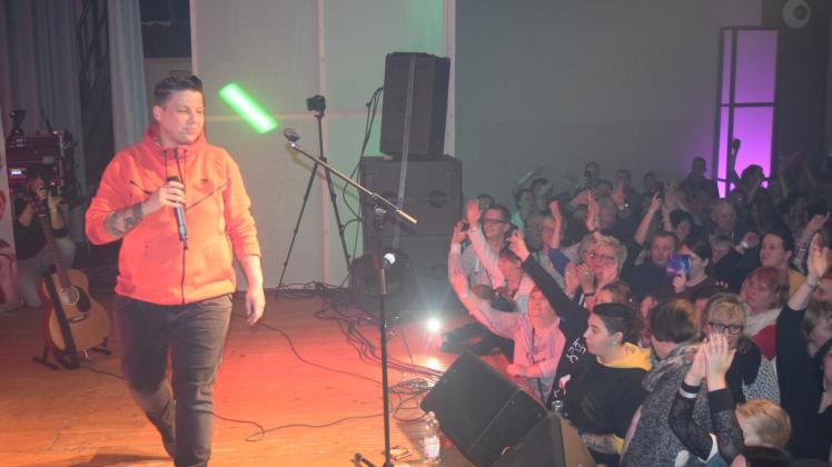 500 Fans waren beim Konzert von Kerstin Ott im Januar in Brüel. Jetzt kommt der Schlagerstar nach Neukloster. 