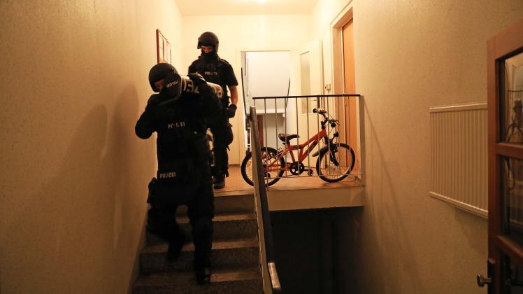 Durchsuchungen und Festnahme in Rostock: 41-Jähriger nach Raubüberfall mit Schusswaffe auf Bäckerei (Januar) in Dierkow festgenommen