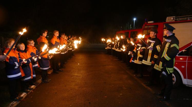 Die Freiwillige Feuerwehr Klein Wesenberg stand Spalier, als Herbert David mit der hohen Auszeichnung in seinen Heimatort zurückkehrte.