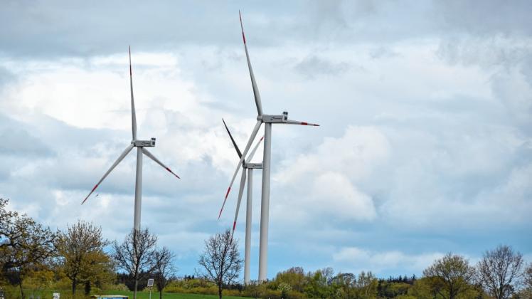 Die 150 Meter hohen Windkraftanlagen bei Loose überragen die L 26 mit Blick vom Langbett in Karlsminde deutlich.