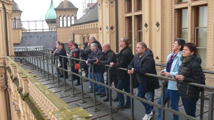 Deutsche und Tschechen genießen den Ausblick vom Dach des Schweriner Schlosses. 