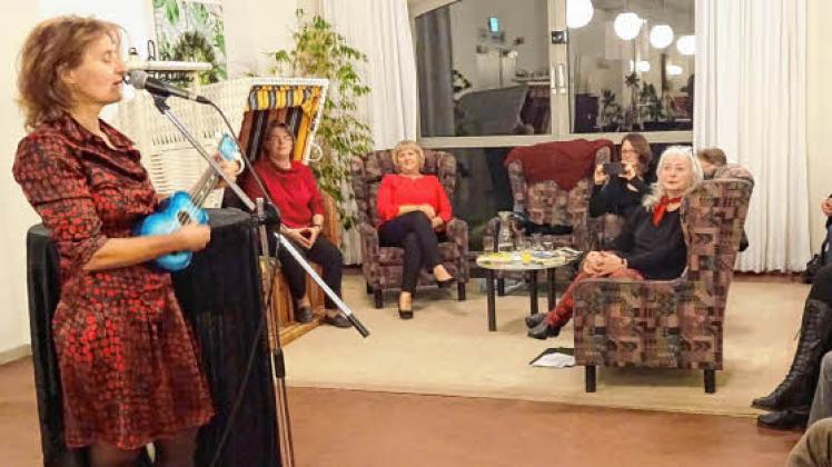 Auch Männer kamen zur „Ladies Crime Night“ in der Stadtbücherei. Jutta Wilbertz (links) provozierte und amüsierte mit frechen Liedern. Hinten (von links) Anja Marschall, Heike Denzau, Susanne Pohl, Regina Schleheck (verdeckt) und Anette Schwohl.