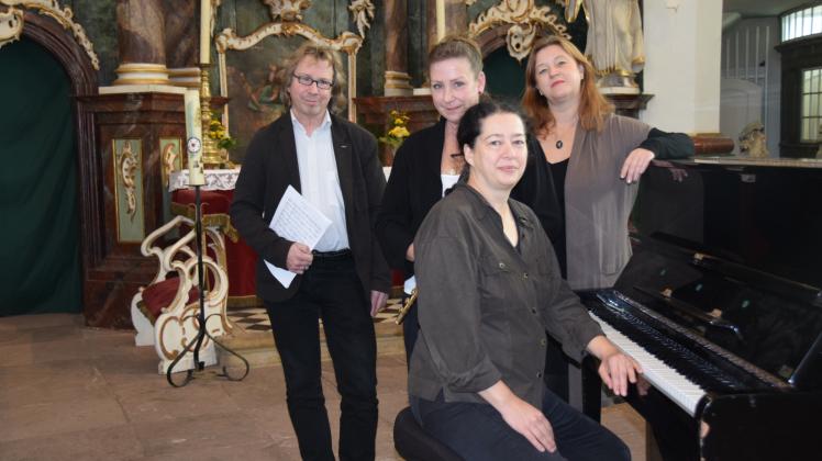 Stecken in den Proben zum vorweihnachtlichen Konzert: Kantor Oliver Schmidt (von links), Judith Maria Michalski, Christine K. Brückner und Silke Ignatowitz. 
