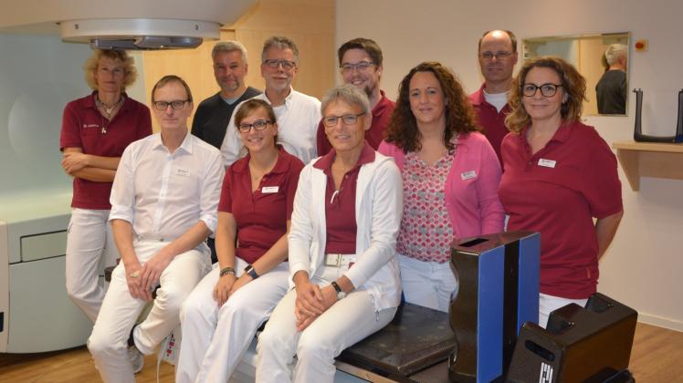 Ein Teil des Teams der Strahlentherapie am Fahltskamp um die Fachärzte Dr. Dagmar Linde-Stoltenberg (sitzend, vorne rechts) und Dr. Meinolf Marx (sitzend, vorne links) samt Kollegen von der Onkologie.