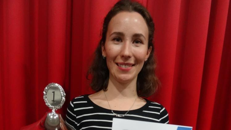 Gewonnen: Hauswirtschafterin Johanna Diestelkamp (26) von der Elly-Heuss-Knapp-Schule präsentiert ihre Siegerurkunde und den Pokal.