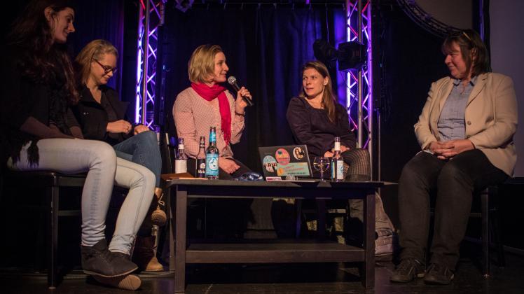 Diskussionsrunde im Kühlhaus: Frauke Grenz (Uni Flensburg), Ann-Kathrin Tranziska (Landesvorsitzende Grüne SH), Marlene Langholz-Kaiser (Sprecherin Grüne Flensburg), Stevie Schmiedel (Pink Stinks), Karin Haug (Vorsitzende Gleichstellungsausschuss Flensburg).