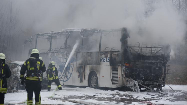 Der Bus brannte total aus.