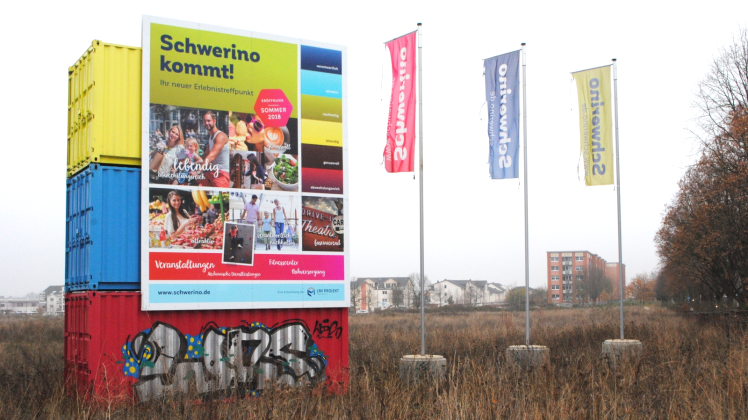 Ein Schild an der Ludwigsluster Chaussee kündigt noch immer die Eröffnung des Schwerino-Zentrums für den Sommer 2018 an. Mittlerweile ist von einem Start im Jahr 2020 die Rede. 