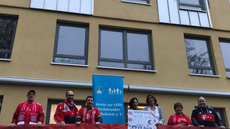 Dr. Ute Fenske von der Krebshilfe nahm die Spende der Bayern-Fans dankbar entgegen. 
