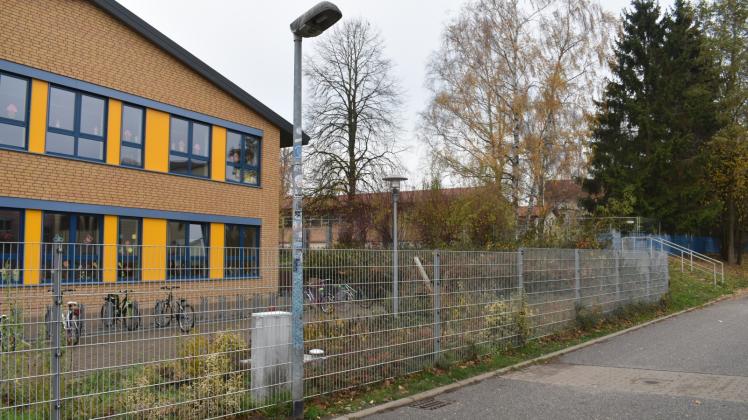 Hinter dem Grundschulteil des Recknitz-Campus steht hinter Bäumen versteckt die ehemalige Kita. Nach ihrem Abriss könnte dort ein weiteres Schulhaus entstehen.