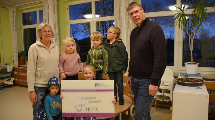 Markus Potten (r.) gratuliert Kindergartenleiterin Angelika Lüthje (li.) zur Auszeichnung mit dem Beta-Gütesiegel. 