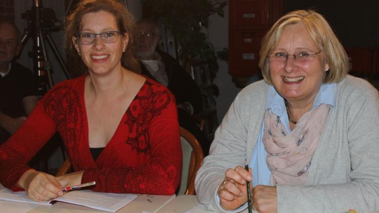 Regisseurin Friederike Bauer (rechts) und ihre Regie-Assistentin Nadine Oesting-Held proben seit August für das Stück „Sebastian Sternputzer und der Regenbogen“. 